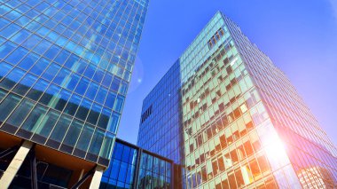 Modern cam ofis binasının alt manzarası. Ticari gayrimenkul. Modern şehirde yeni ticari ofis binası.