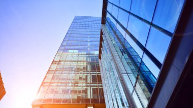 Modern cam ofis binasının alt manzarası. Ticari gayrimenkul. Modern şehirde yeni ticari ofis binası.