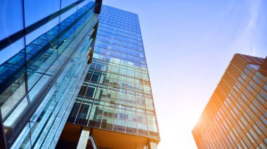 Modern cam ofis binasının alt manzarası. Ticari gayrimenkul. Modern şehirde yeni ticari ofis binası.