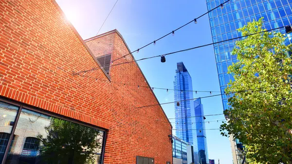 Etrafı yeşil ağaçlarla çevrili cam ofis binası. Çevre dostu ofis binası. Şehrin sürdürülebilir mimarisi ısı karbondioksit azaltıyor modern şehir çevresi.