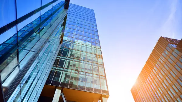 Modern cam ofis binasının alt manzarası. Ticari gayrimenkul. Modern şehirde yeni ticari ofis binası.