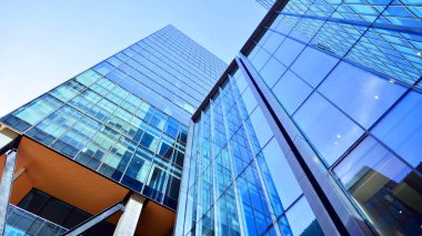 Modern cam ofis binasının alt manzarası. Ticari gayrimenkul. Modern şehirde yeni ticari ofis binası.