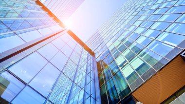 Modern cam ofis binasının alt manzarası. Ticari gayrimenkul. Modern şehirde yeni ticari ofis binası.