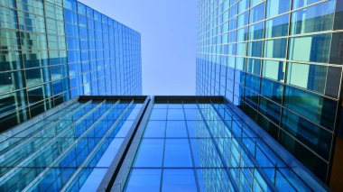 Modern cam ofis binasının alt manzarası. Ticari gayrimenkul. Modern şehirde yeni ticari ofis binası.