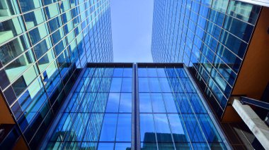 Modern cam ofis binasının alt manzarası. Ticari gayrimenkul. Modern şehirde yeni ticari ofis binası.