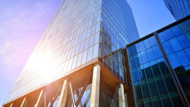 Modern cam ofis binasının alt manzarası. Ticari gayrimenkul. Modern şehirde yeni ticari ofis binası.