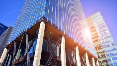 Modern cam ofis binasının alt manzarası. Ticari gayrimenkul. Modern şehirde yeni ticari ofis binası.