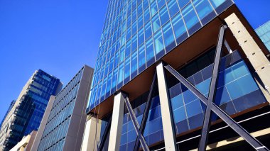 Modern cam ofis binasının alt manzarası. Ticari gayrimenkul. Modern şehirde yeni ticari ofis binası.