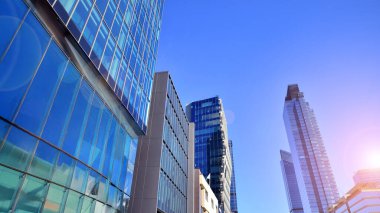 Modern cam ofis binasının alt manzarası. Ticari gayrimenkul. Modern şehirde yeni ticari ofis binası.