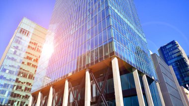 Modern cam ofis binasının alt manzarası. Ticari gayrimenkul. Modern şehirde yeni ticari ofis binası.