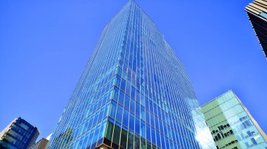 Modern cam ofis binasının alt manzarası. Ticari gayrimenkul. Modern şehirde yeni ticari ofis binası.