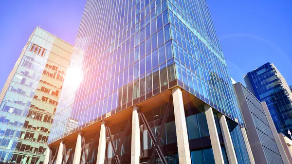 Modern cam ofis binasının alt manzarası. Ticari gayrimenkul. Modern şehirde yeni ticari ofis binası.