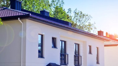 Bir yerleşim bölgesinde yeni inşa edilmiş teraslı evler. Şehrin kenar mahallelerinde modern teraslı evler..