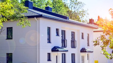 Bir yerleşim bölgesinde yeni inşa edilmiş teraslı evler. Şehrin kenar mahallelerinde modern teraslı evler..