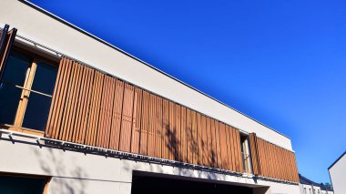 Bir yerleşim bölgesinde yeni inşa edilmiş teraslı evler. Şehrin kenar mahallelerinde modern teraslı evler..