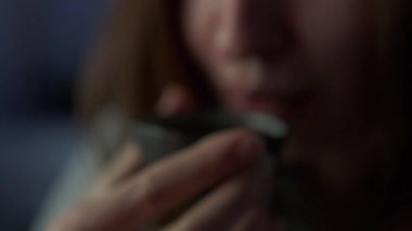 Güzel bir kız çay seremonisi sırasında çaydan hoşlanır. Dudaklara yakın çekim. Çay içen güzel bir kadın. Yavaş çekim