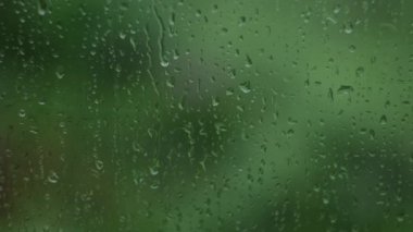 Yağmur günleri, pencere yüzeyine yağan sağanak yağmurlar