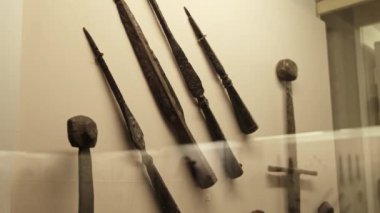 Müze cam kutusunda sergilenen antik metal aletler ve silahlar uzak bir çağdan kalma tarihi eserleri sergiliyor. Ukrayna Ulusal Tarihi Müzesi. Kyiv, 16 Eylül 2024.