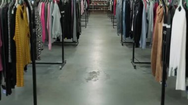 İkinci el giyim mağazası. İçi çok çeşitli kıyafetlerle dolu.