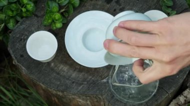 Çay seremonisi için tabak hazırlıyorum. Sıcak gaiwaniler, chahayu ve kaynar suyla dolu kaseler..