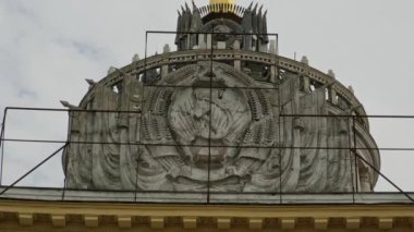 Sovyet döneminden kalma sembollerin yer aldığı Kyiv 'deki VDNH Fuar Merkezi' nin ana pavyonunda SSCB amblemi ve yıldız da yer alıyor..