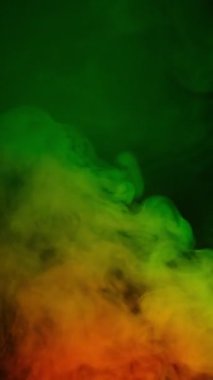 Kırmızı yeşil renk buhar dalgası koyu arkaplanda süzülen hareket.