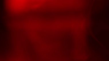 Kırmızı mavinin arkasında duman ve partiküller parlıyor. Soyut arkaplan, geçiş veya tasarım ögesi