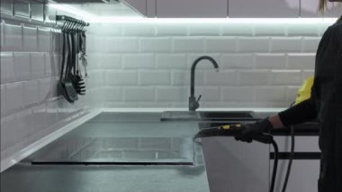 Tertemiz sonuçlar için buhar temizleyicili elektrikli sobanın detaylı temizleme işlemi.