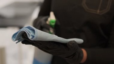 Temizlik solüsyonu etkin yüzey temizliği için kumaşa püskürtüldü.
