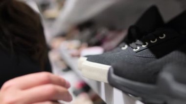 Store 'da Gösterilen Kadın Elleri Dokunan Spor Ayakkabıları, Dokunan Doku ve İnceleme Kalitesi, Moda Ayakkabısı Alışverişi