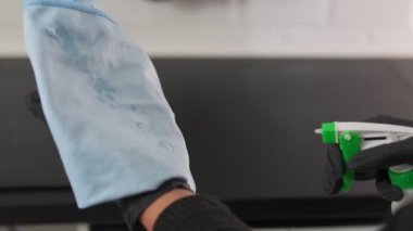 Temizlik solüsyonu etkin yüzey temizliği için kumaşa püskürtüldü.