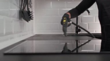 Modern bir Mutfakta Buhar Temizleyicisiyle Elektrikli Fırın Temizleme