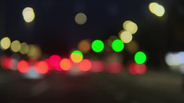 Gece şehir bulanık araba farları, trafik ışıkları, kırmızı, yeşil ve sarı renkli bokeh efektleri ile canlı bir his için.