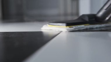 Temizlenmiş, taze ve hijyenik ev ortamı için döşemelerin profesyonel buhar dezenfeksiyonu.