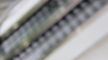 Yürüyen merdivenin bulanık görüntüsü, alışveriş merkezindeki hareketin hayali ve soyut bir görüntüsünü yakalamak..