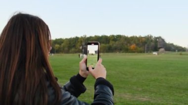 Tarla ve Eski Tahta Yel Değirmenleriyle Kadın Manzara Yakalıyor