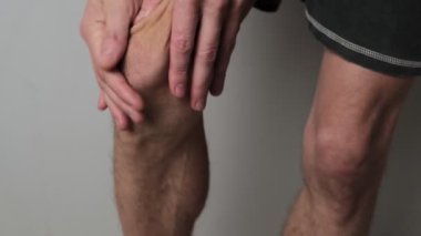 Dizine yakın çekim, ellerle masaj yapılıyor. Eklem ağrısı. Diz ağrısı. Yüksek kalite 4k görüntü