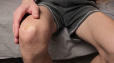 İnsan eklem ağrısını önlemek için dizine eklem kremi sürer ve önleyici tıp kavramını geliştirir..