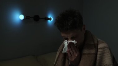 Kafkas Genç Hasta Yetişkin Üstü Sıcak Battaniyeyle Kaplanarak İyileşen Grip Hastalığı Evde Kalan Sosyal Mesafe Virüsü Hastalığı. Grip oldum. Salgın.