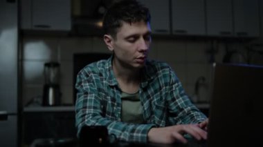 Bir ofis çalışanı evde dizüstü bilgisayarla geç saatlere kadar çalışırken uyuyakalıyor, uyanıyor ve projeye yetişmek için acele ediyor. Yorgunluk ve stres.