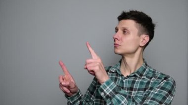 Genç adam sol tarafı işaret ediyor, kopyala alanı ya da reklamı