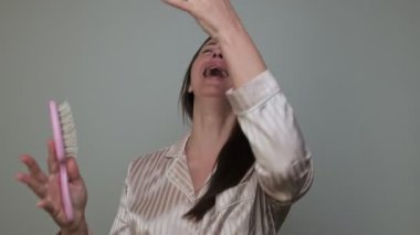 El ele tutuşup saç döküyoruz. Bir sürü dökülmüş saç. Saç dökülmesi sorunu, hormonal bozukluk, stres, diyet, kafa derisi ve ampul hastalığı. Yüksek kalite 4k görüntü
