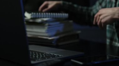 Bilgisayarda çalışan, dokunmatik ped kullanan, şirket mesajları yazan, müşterilerle iletişim kuran bir adamı kapat. Laptop 'ta üniversite ödevi yapan öğrenci.