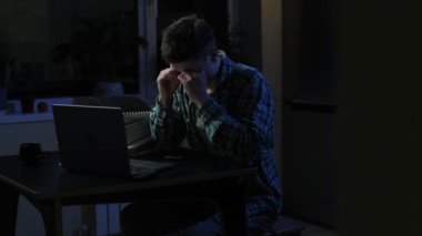 Gece ışıklarıyla çalışma odasındaki masanın üstünde uyuyan sevimli yorgun adamın kamera çekimi. Sıkıcı genç öğrenci ya da serbest çalışan öğrenci ders sırasında ya da evde çalışırken uyuyakalıyor. 