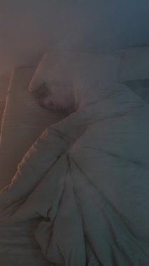 Bir adam, tehlikeli bir atmosferle çevrili bir evde çıkan yangından dolayı öksürüp boğularak ölüyor..