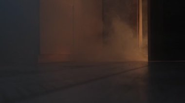 Ev yangınından sızan duman tehlikeyi ve alevlerin yayılmasını işaret ediyor.