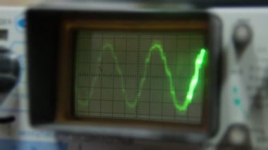 Bulanık Kenarlı Yeşil Dalga Biçimi Sinyalini Görüntüleyen Oscilloscope Ekranının Yakın Görüntüsü