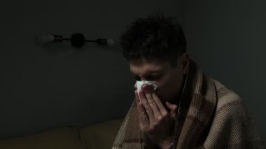 Kafkas Genç Hasta Yetişkin Üstü Sıcak Battaniyeyle Kaplanarak İyileşen Grip Hastalığı Evde Kalan Sosyal Mesafe Virüsü Hastalığı. Grip oldum. Salgın.