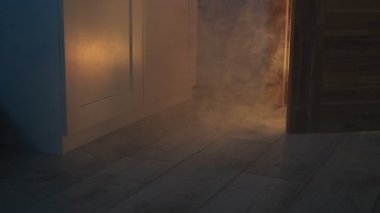 Dairede yangın çıktı. Gece evde bir yangın başlar. Kapının altından dumanlar çıkıyor..