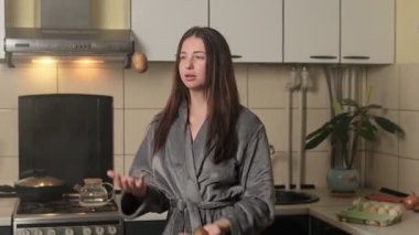 Genç Ev Kadınları Yemek Yaparken Patatesleri Hokkabazlığa Çalışıyor, Onları Komik Mutfak Sahnesine Düşürüyor